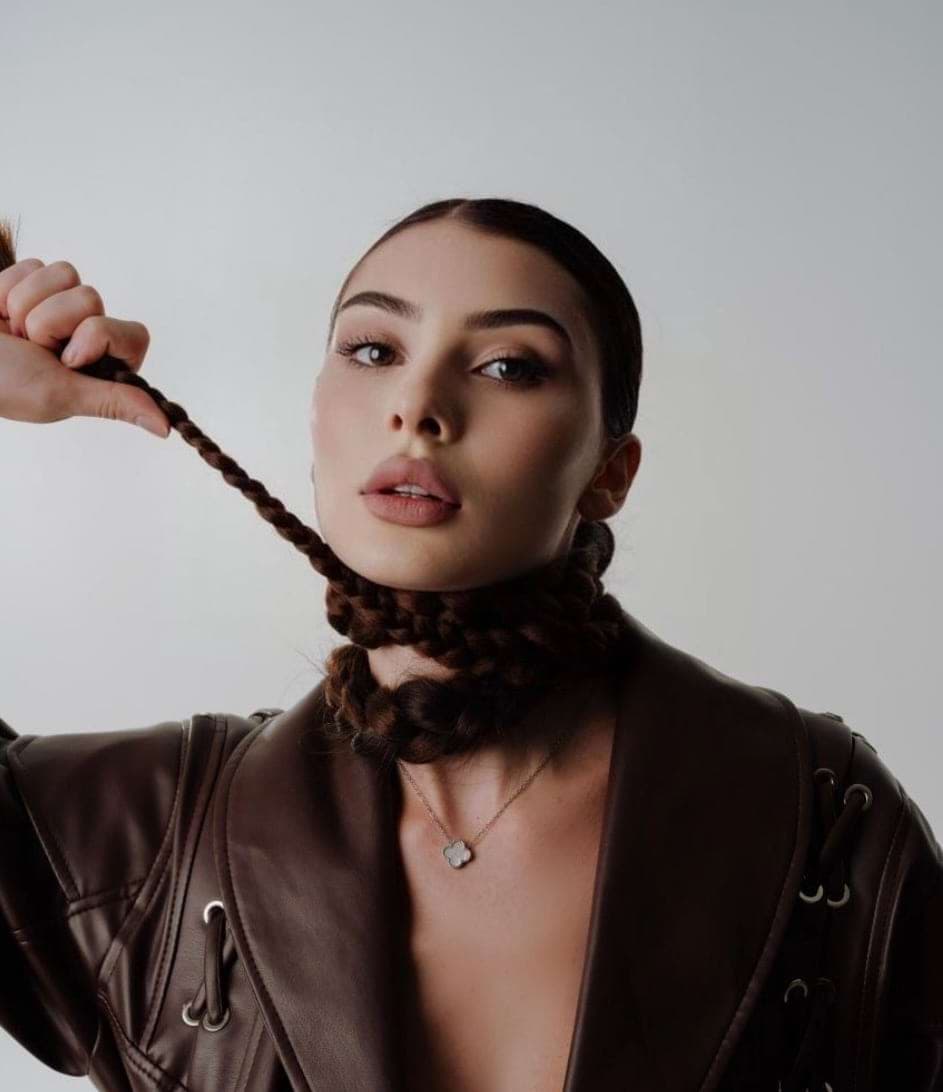 Анна Рогожа - суддя в другому складі в номінаціях нарощування волосся, в категорії топ майстер | Україна